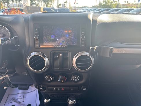 Used 2017 Jeep Wrangler Sahara w/ Connectivity Group AWD/4WD image 17