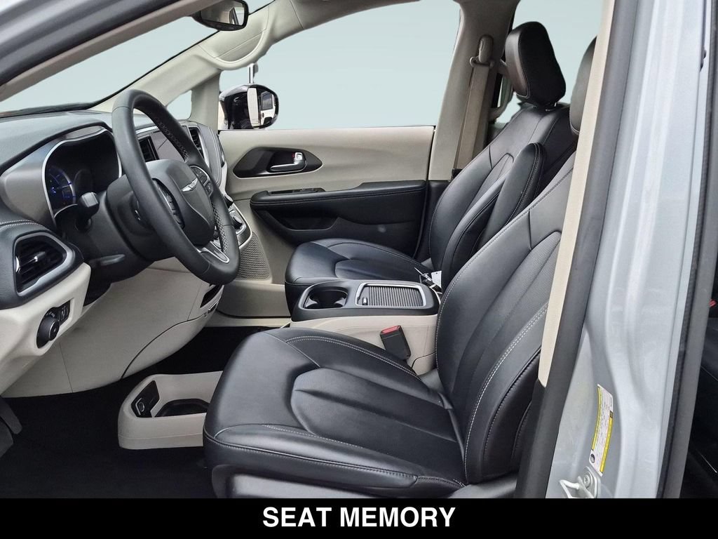 Used 2024 Chrysler Pacifica Limited FWD image 14