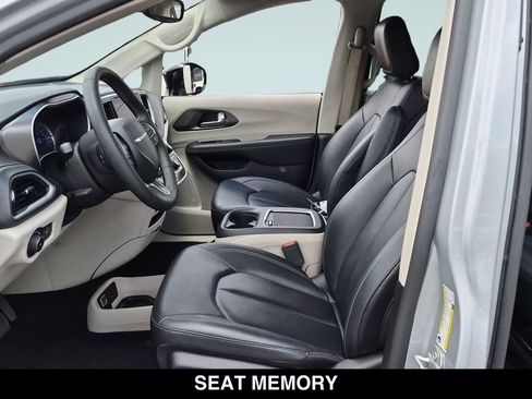 Used 2024 Chrysler Pacifica Limited FWD image 14