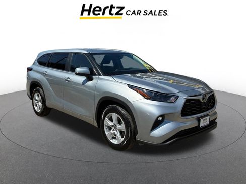 Used 2025 Toyota Highlander LE FWD image 1