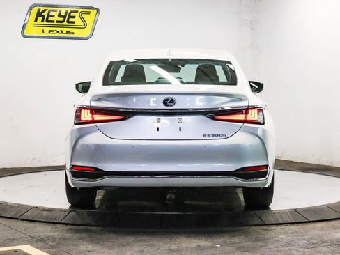 Used 2025 Lexus ES 300h w/ Premium Package FWD image 3