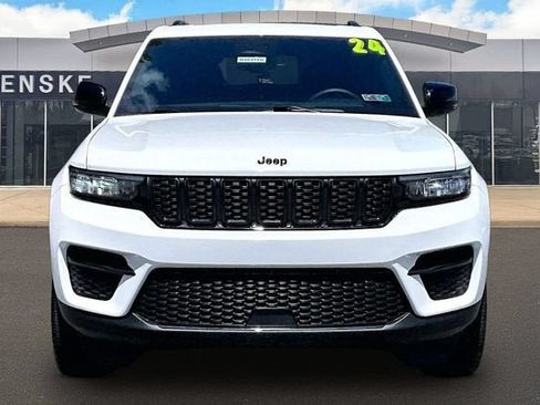 Used 2024 Jeep Grand Cherokee Altitude AWD/4WD image 3