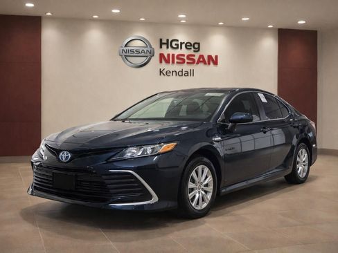 Used 2021 Toyota Camry LE image 3