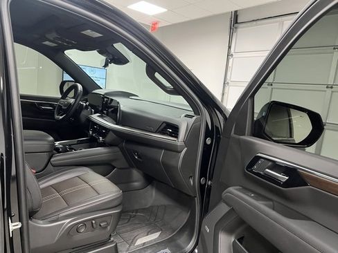 Used 2025 Chevrolet Suburban High Country image 54