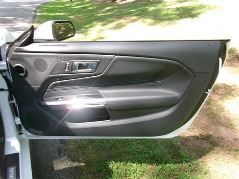 Used 2025 Ford Mustang Premium RWD image 27