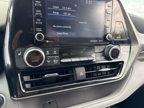 Used 2021 Toyota Highlander XLE AWD/4WD image 18