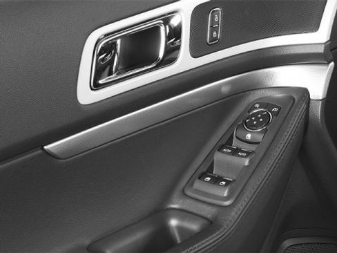 Used 2014 Ford Explorer XLT w/ Equipment Group 202A image 18