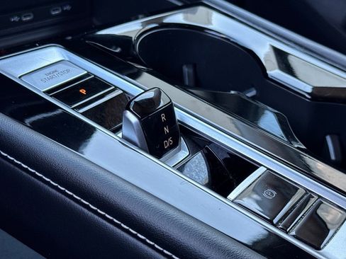 Used 2024 Volkswagen Atlas SE image 25