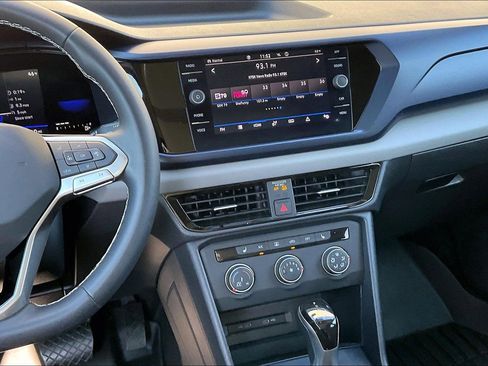 Certified 2022 Volkswagen Taos SE w/ Panoramic Sunroof Package image 5