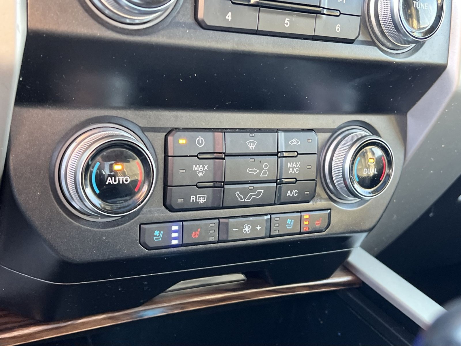 Used 2019 Ford F150 Lariat w/ Equipment Group 502A Luxury AWD/4WD image 21