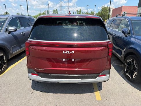 Used 2025 Kia Carnival FWD image 5