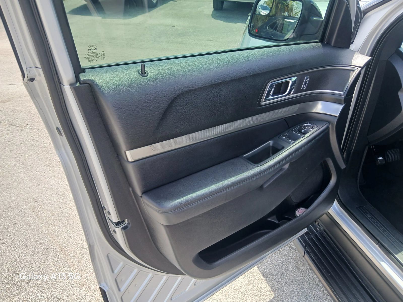 Used 2018 Ford Explorer XLT w/ Equipment Group 202A AWD/4WD image 12
