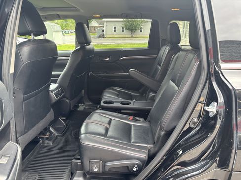 Used 2019 Toyota Highlander SE AWD/4WD image 16