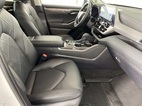 Used 2026 Toyota Highlander Platinum AWD/4WD image 11