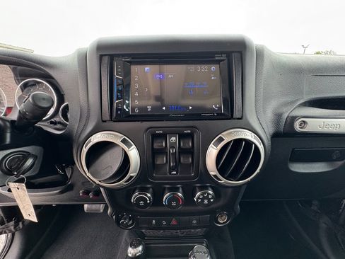 Used 2017 Jeep Wrangler Unlimited Rubicon w/ Connectivity Group AWD/4WD image 27