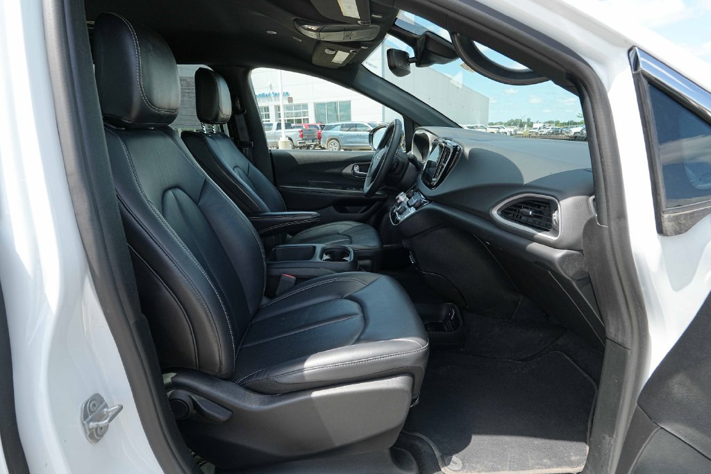 Used 2025 Chrysler Pacifica Select FWD image 22