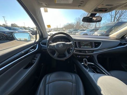 Used 2018 Buick Enclave Essence image 16