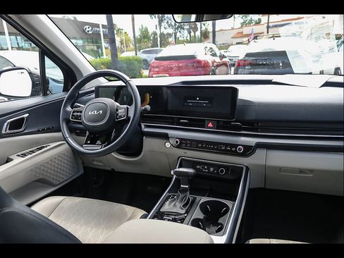 Used 2025 Kia Carnival EX FWD image 16