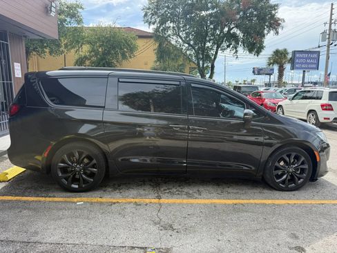 Used 2019 Chrysler Pacifica Limited w/ S Appearance Package FWD image 5
