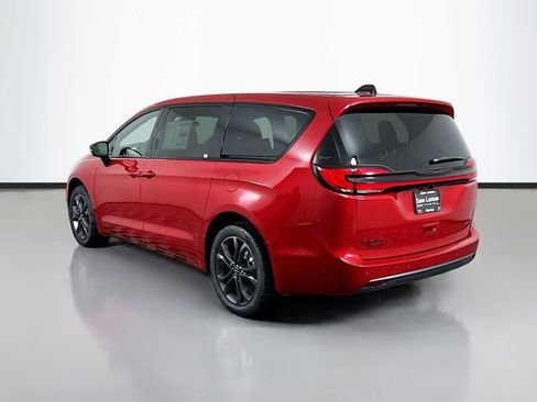 New 2026 Chrysler Pacifica Select image 5