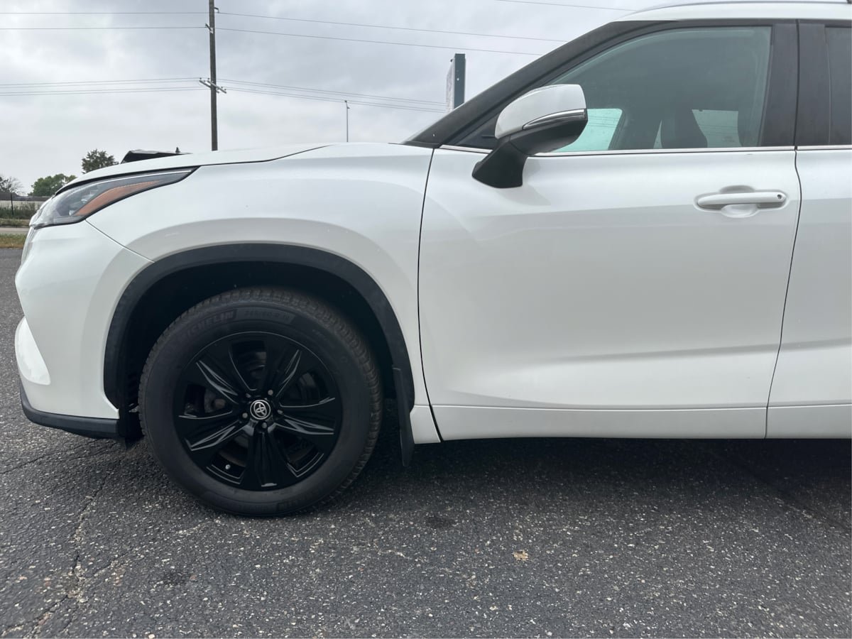 Used 2020 Toyota Highlander XLE AWD/4WD image 23