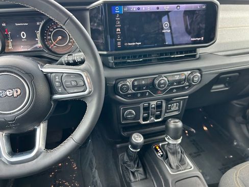 Used 2025 Jeep Wrangler Unlimited Sahara AWD/4WD image 18