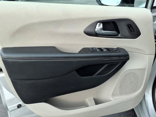 Used 2024 Chrysler Pacifica Touring-L FWD image 15