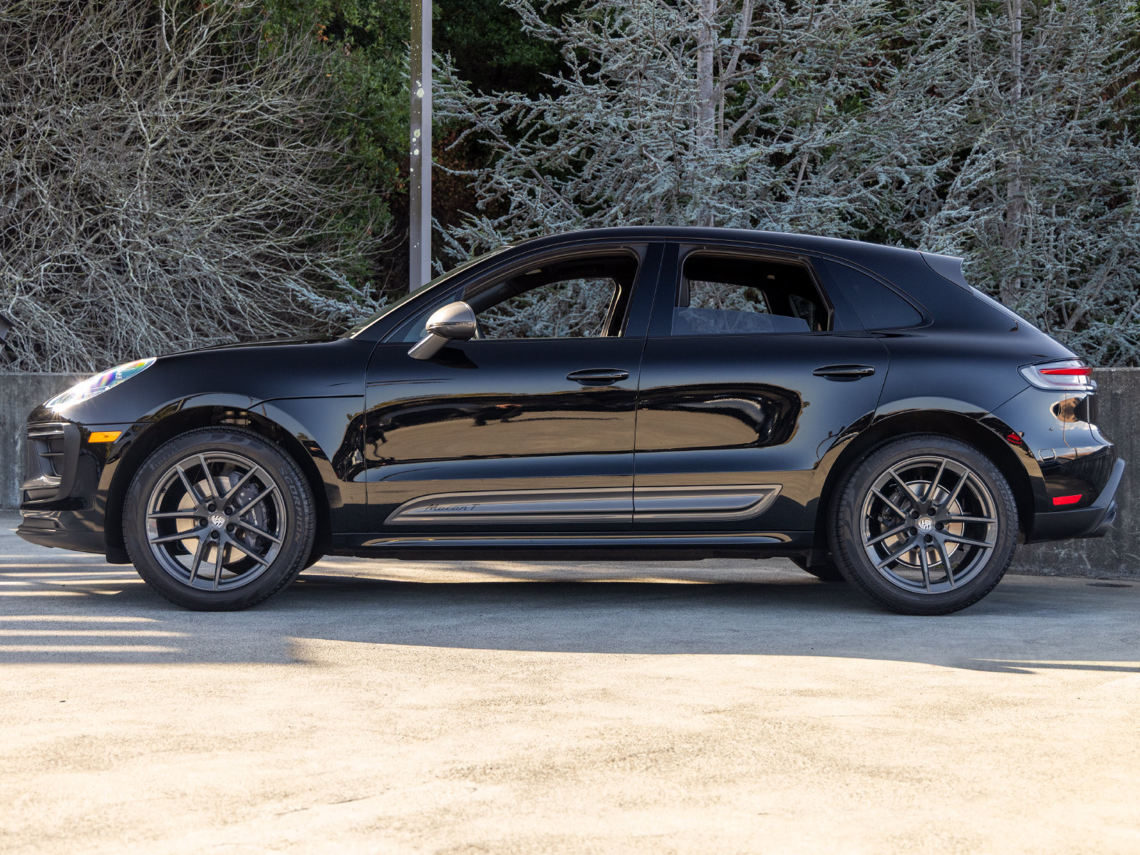 Certified 2025 Porsche Macan Turbo AWD/4WD image 2