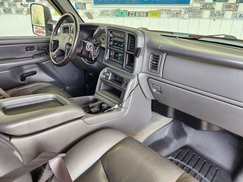 Used 2006 Chevrolet Silverado 3500 LT w/ Heavy-Duty Power Package AWD/4WD image 2