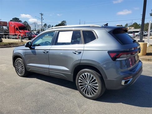 Used 2025 Volkswagen Taos SE w/ Panoramic Sunroof Package image 6