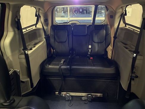 Used 2014 Chrysler Town & Country Limited w/ Luxury Group image 15