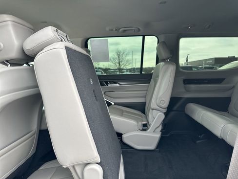 Used 2022 Jeep Grand Wagoneer Series III w/ Flexible Seating Group image 38