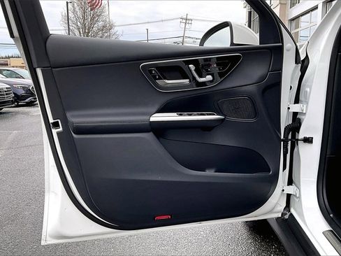 Used 2025 Mercedes-Benz GLC 300 4MATIC image 18