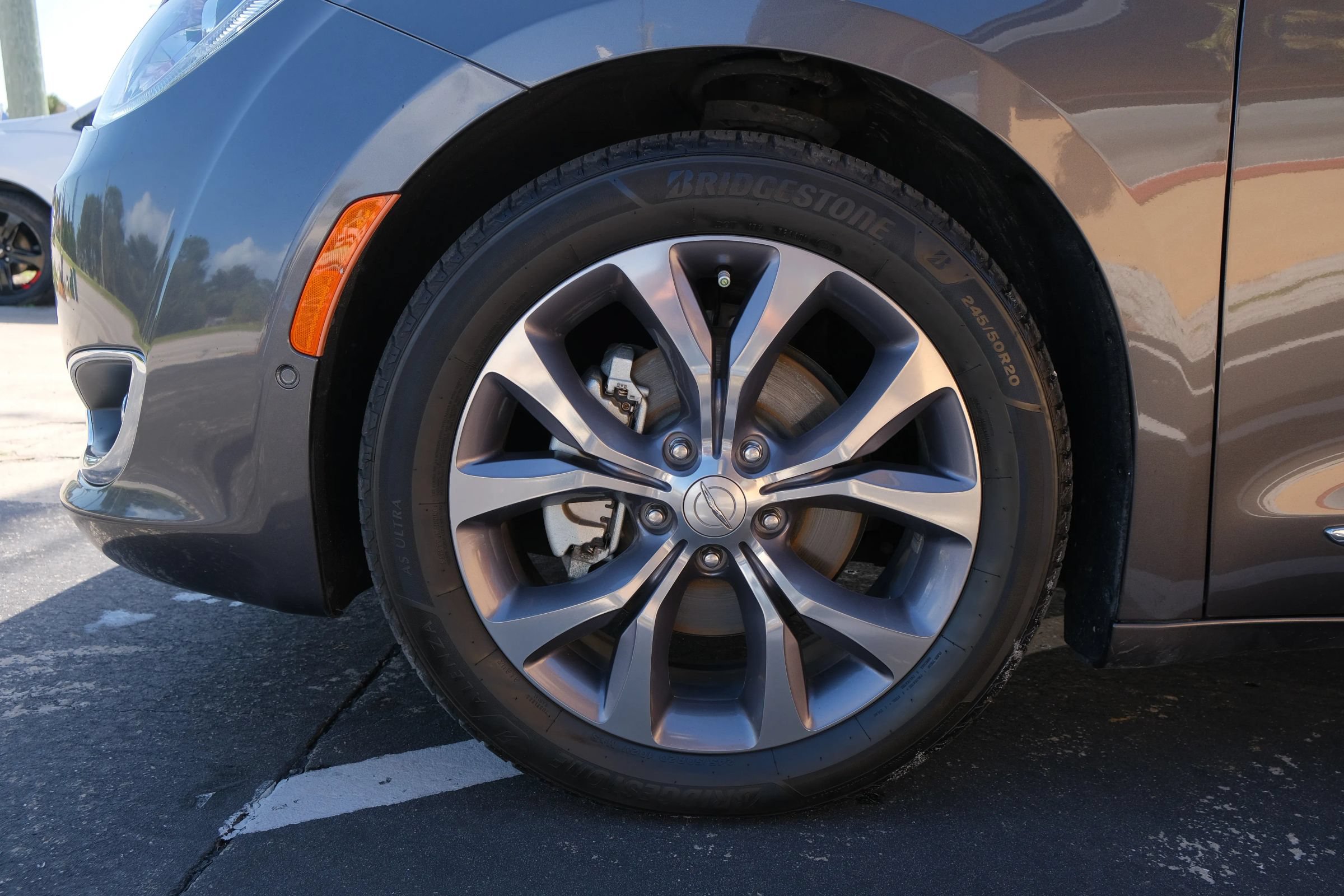 Used 2018 Chrysler Pacifica Limited w/ Tire & Wheel Group FWD image 17