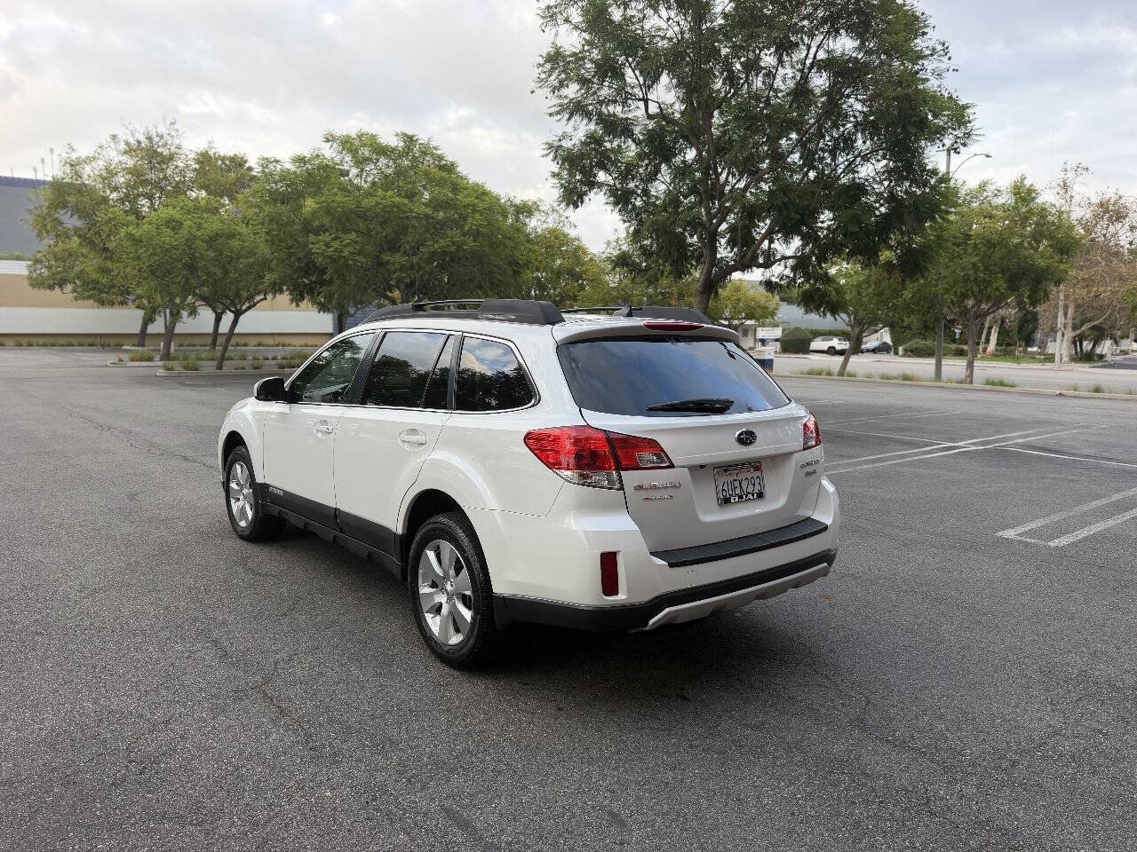 Used 2012 Subaru Outback 3.6R Limited w/ Moonroof Pkg AWD/4WD image 3