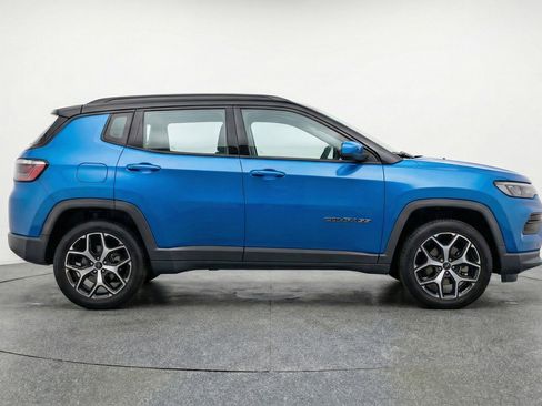 Used 2025 Jeep Compass Limited image 11