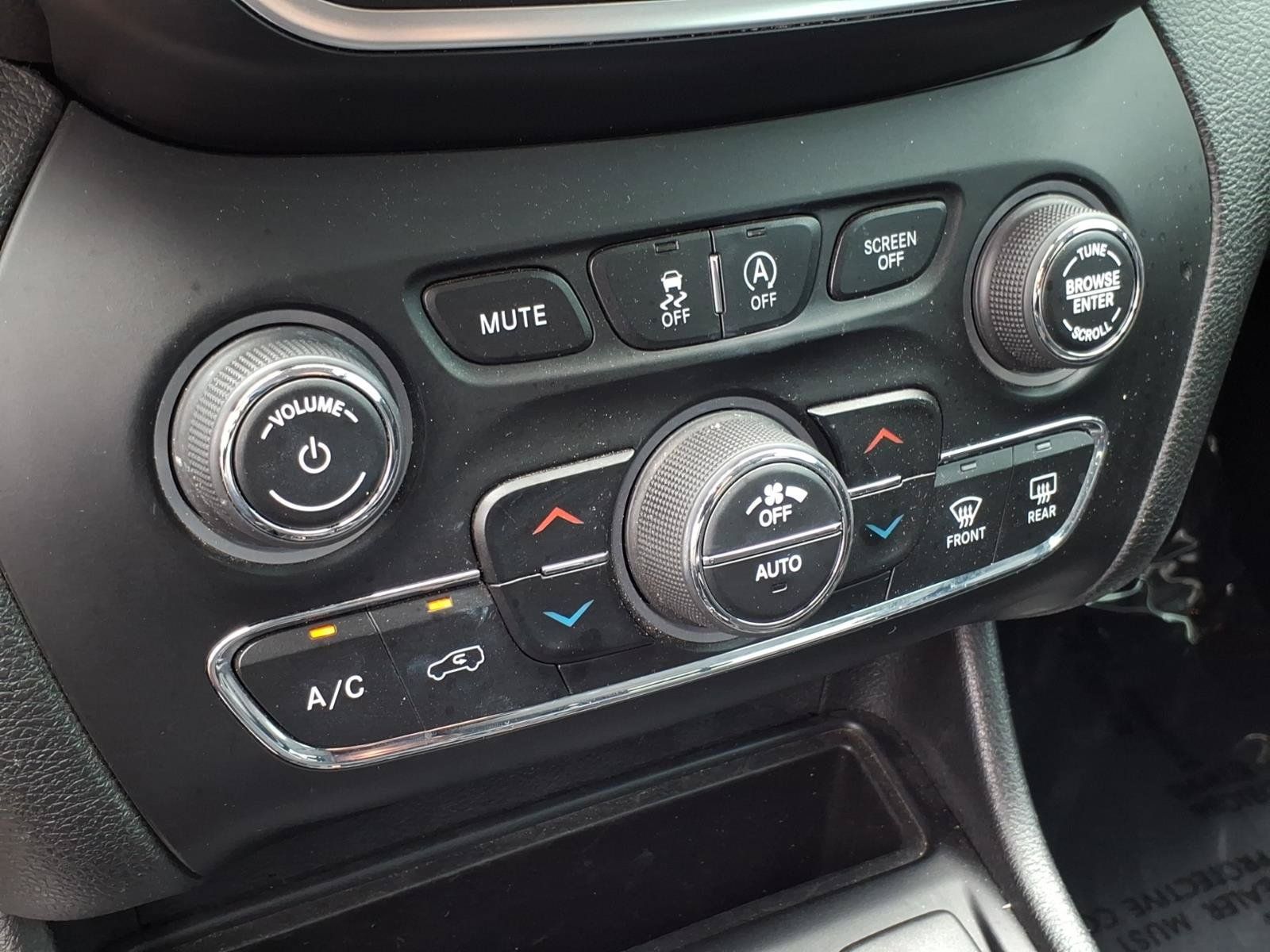 Used 2019 Jeep Cherokee Trailhawk w/ Comfort/Convenience Group AWD/4WD image 28