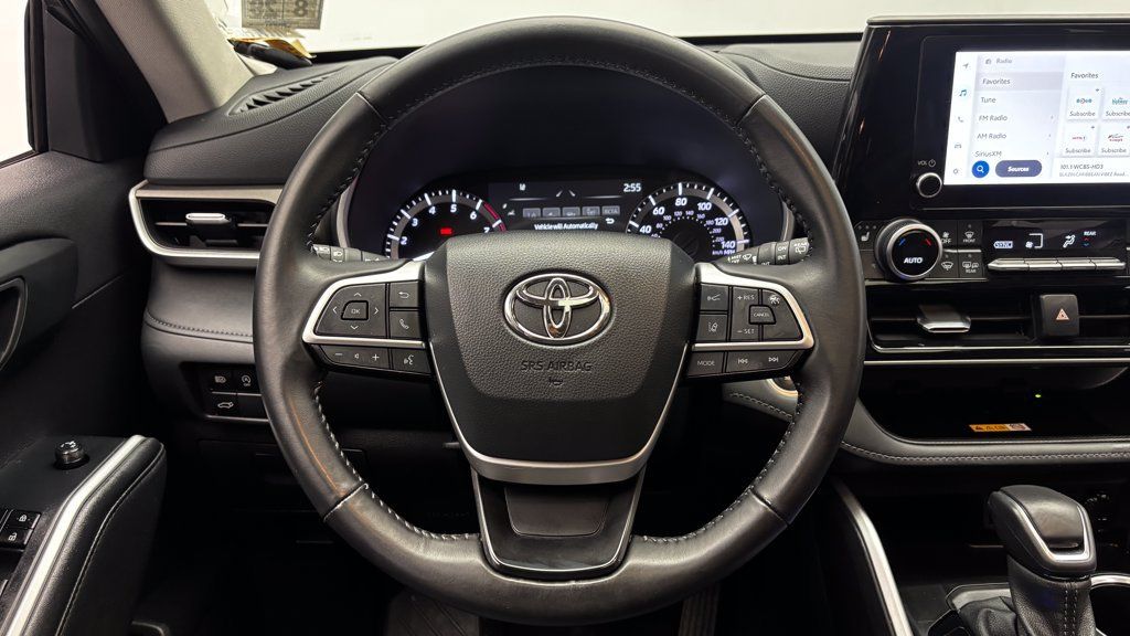 Used 2024 Toyota Highlander XLE AWD/4WD image 25