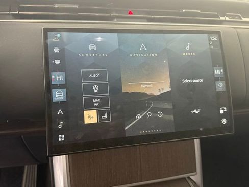 Used 2024 Land Rover Range Rover Long Wheelbase SE image 18