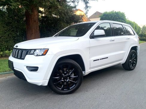 Used 2021 Jeep Grand Cherokee Laredo X image 3