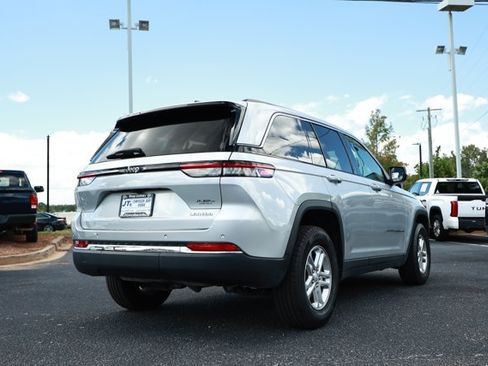 Used 2023 Jeep Grand Cherokee Laredo RWD image 6