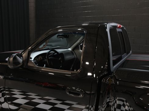 Used 2000 Ford F150 Lightning RWD image 32