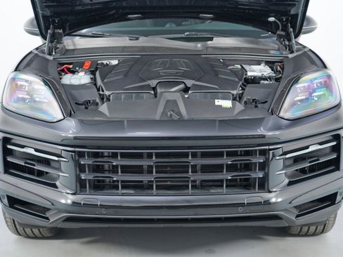 Used 2024 Porsche Cayenne w/ Sport Chrono Package image 8