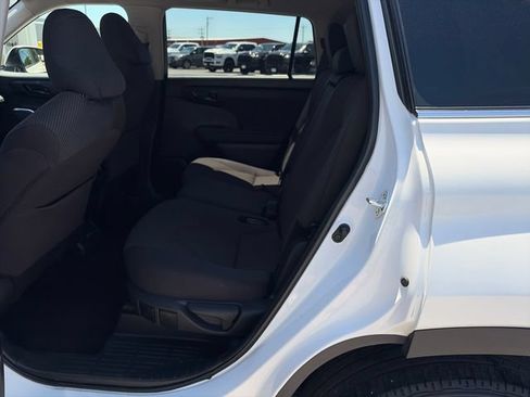 Used 2024 Toyota Highlander LE FWD image 23