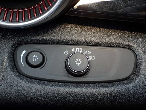 Used 2025 Chevrolet Trax RS FWD image 19
