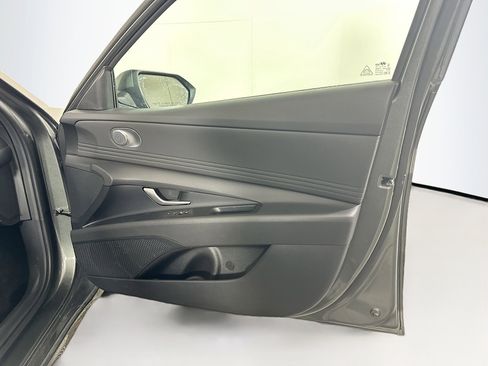 Used 2025 Hyundai Elantra SEL image 32