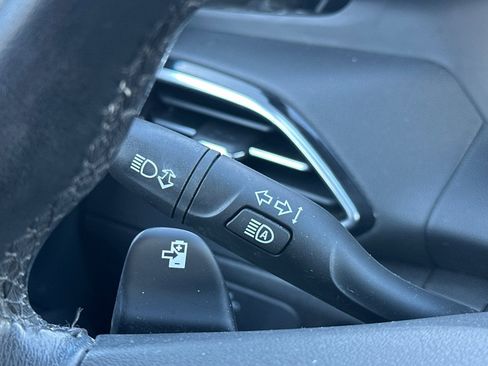 Used 2022 Chevrolet Bolt EUV LT w/ Comfort Package image 37