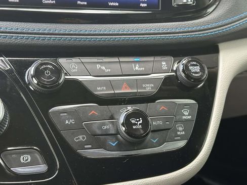 Used 2021 Chrysler Pacifica Touring-L w/ Uconnect Theater Family Group FWD image 15