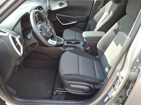 Used 2025 Kia Soul LX w/ LX Technology Package FWD image 12