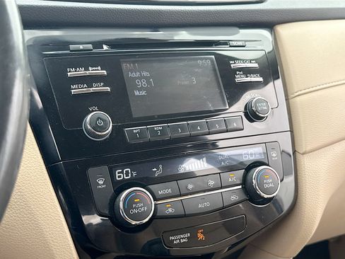 Used 2017 Nissan Rogue SV AWD/4WD image 10
